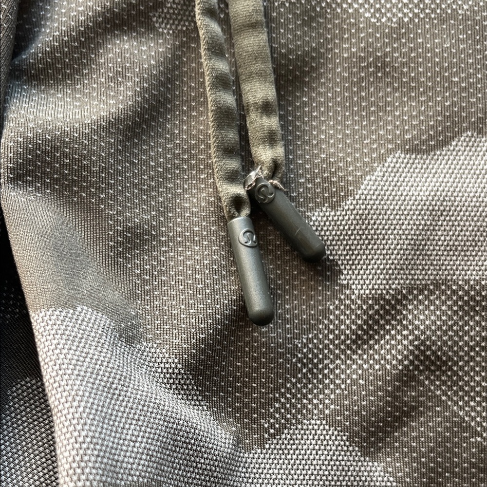 ❌NOT FOR SALE ❌Lululemon Green Camouflage Linerless Shorts - Picture 5 of 6